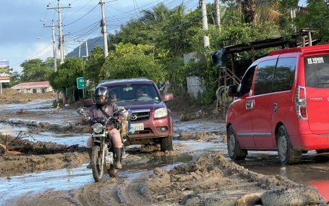 Carretera. La vía a Charapotó, en Manabí, está dañada por las lluvias.