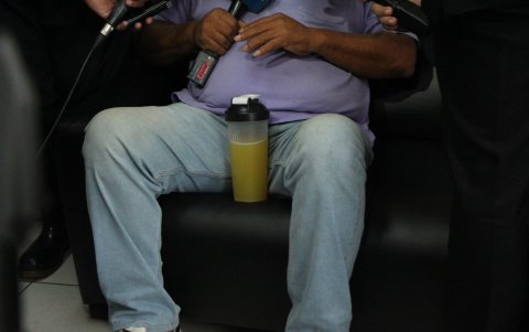 El perjudicado se encontraba en una vivienda de dos plantas, en la cual permanecían sujetos a su cuidado.