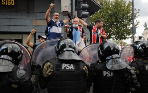 Manifestantes gritan consignas frente a miembros de la policía argentina este miércoles, en Buenos Aires (Argentina).