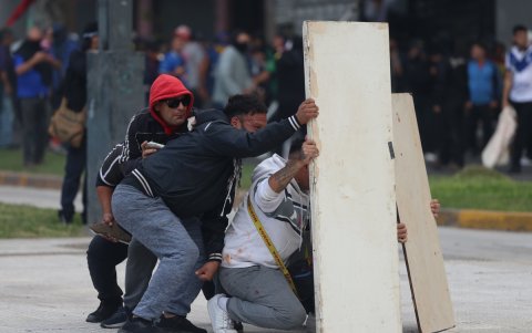 Las fuerzas de seguridad argentinas cargaron contra los manifestantes al inicio de la marcha convocada por los jubilados.