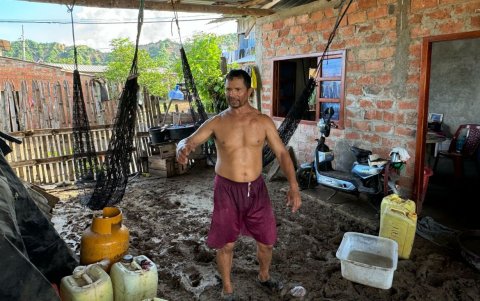 Medardo Coveña, habitante de La Perla del Pacífico, zona afectada por el invierno en Manabí.