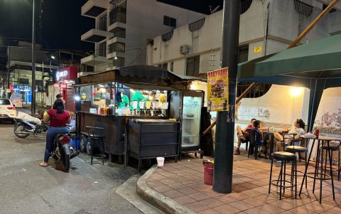Los restaurantes solamente atienden hasta las diez de la noche.