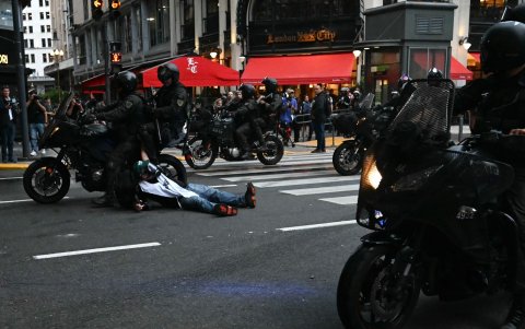 Agentes de policía en motocicleta atropellaron a un fotoperiodista durante una protesta de jubilados apoyados por fanáticos del fútbol contra el gobierno del presidente Javier Milei.