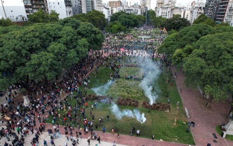 Agentes de la gendarmería se enfrentan a manifestantes durante una protesta de jubilados apoyados por fanáticos del fútbol contra el gobierno del presidente Javier Milei.