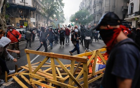 Manifestantes se enfrentan a miembros de la policía argentina este miércoles, frente al Congreso de la Nación en Buenos Aires (Argentina).