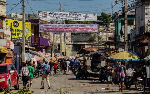 Personas caminan en una calle cerca al Palacio Nacional este martes, en Puerto Príncipe (Haití).
