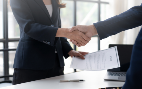 Oportunidades de empleo en empresas de Ecuador, con vacantes en áreas como ventas, diseño gráfico y operaciones.