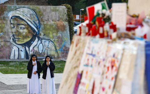 Monjas rezan cerca de la estatua de Juan Pablo II en la entrada del Hospital Gemelli.