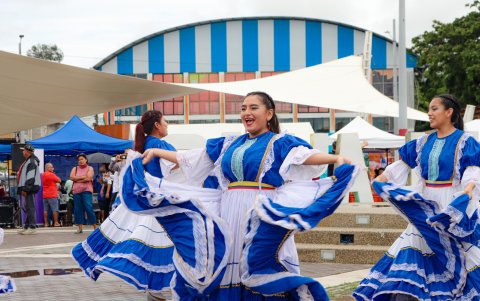 Las  danzas varían de un lugar a otro y son una parte importante de la vida social de las comunidades.