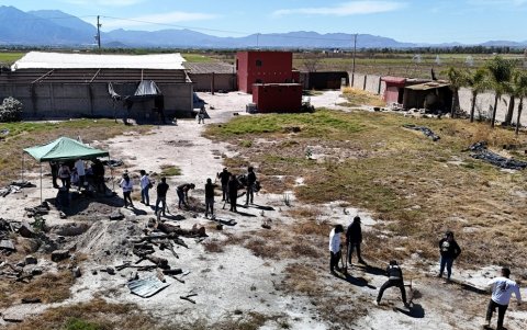 Esta vista aérea muestra a miembros del colectivo 'Guerreros Buscadores' trabajando en el Rancho Izaguirre, donde localizaron tres crematorios humanos.