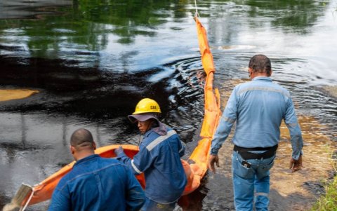 Personal de Petroecuador interviene tras el derrame de petróleo en Esmeraldas
