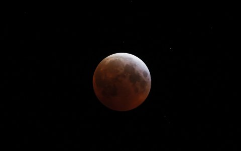 Vista de la luna durante el eclipse lunar total la madrugada de este viernes en La Habana (Cuba).