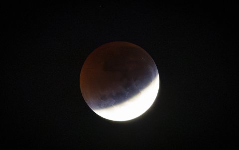 Fotografía tomada durante el eclipse lunar conocido como Luna de Sangre, visto desde la ciudad de São Paulo (Brasil) en la madrugada de este viernes.