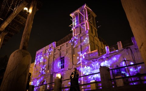 Una mujer se toma una selfie en el arroyo Al Seef en Dubai el 5 de marzo de 2025, durante el mes sagrado del Ramadán.