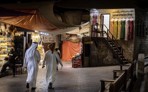 Los hombres caminan en Meena Bazaar en Dubai el 5 de marzo de 2025, durante el mes sagrado del Islam, el Ramadán.