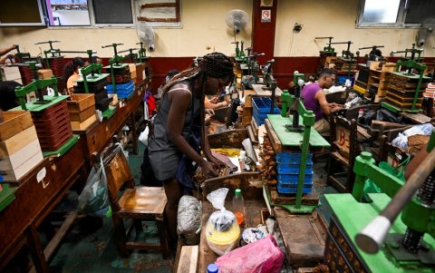 Un trabajador empaca puros en la Fábrica de Tabacos La Corona mientras se celebra el XXV Festival del Tabaco en La Habana el 27 de febrero de 2025.