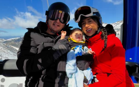 El bebé reborn de Alejandra y Jaime, diseñado con IA para parecerse a su familia.