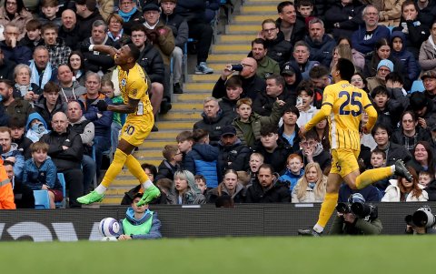 Pervis Estupiñán (L) de Brighton celebró el golazo anotado en el Etihad Stadium en el cotejo ante Manchester City