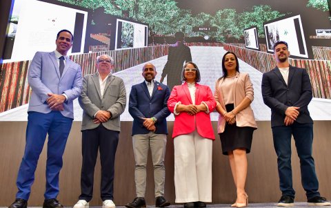 Los académicos y autoridades que impulsaron el proyecto.