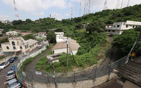 Espacio. El terreno donde estaba el antiguo Hospital Neumológico se encuentra en el cerro del Carmen. Ocupa varias cuadras y está lleno de maleza.