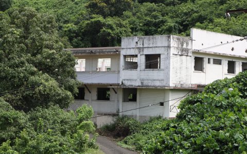 Utilidad. Según los residentes de la zona, los edificios en abandono son utilizados como refugios de por personas en condición de calle.