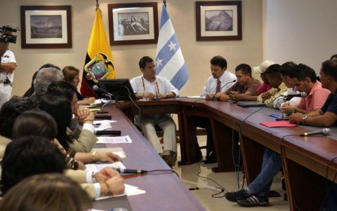 El entonces presidente Rafael Correa coincide con Leandro Norero.