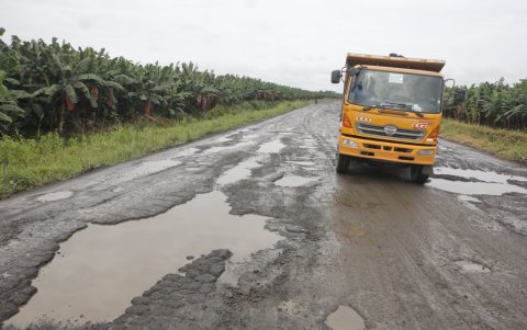 Daños. El deterioro del pavimento de la vía Baba-General Vernaza hace que los conductores invadan los carriles.