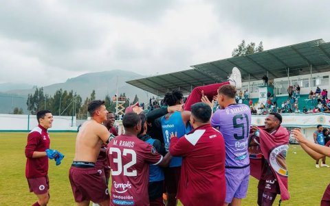 Luis Soler fue levantado por sus jugadores tras conseguir el ascenso con Atlético Vinotinto