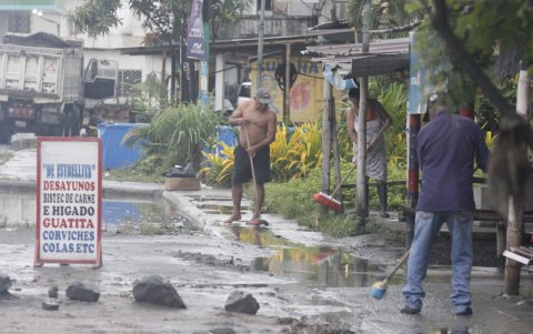 Abandono. Moradores sienten que el Estado no vela por su bienestar; varios limpian el agua empozada.