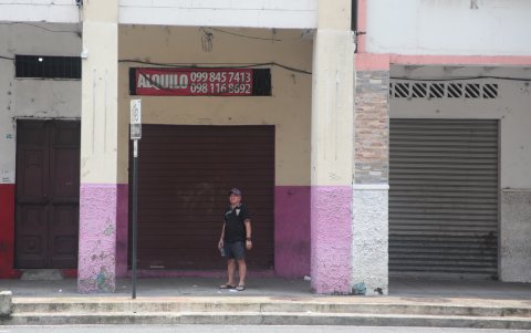Alquiler. En la zona de material de construcción hay locales cerrados.