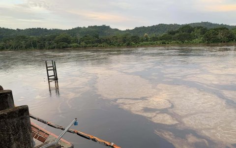 Río Esmeraldas contaminado.