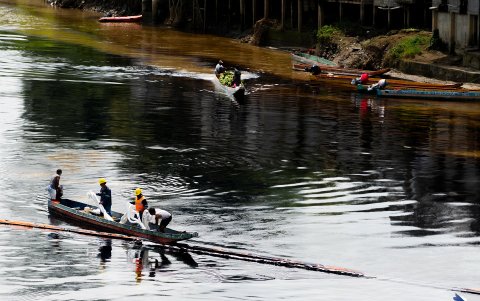 Trabajos de limpieza de crudo, en el río Esmeraldas.