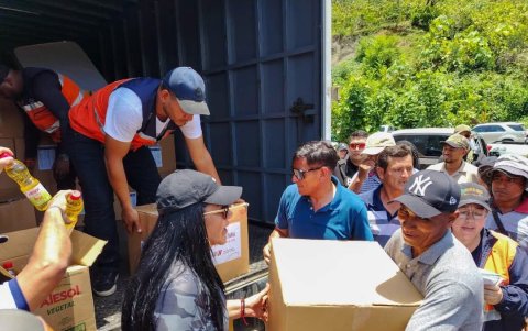 El gobierno de Daniel Noboa ha iniciado la entrega de víveres y suministros esenciales para las familias afectadas por el derrame de crudo en Esmeraldas.
