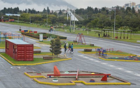 En espacios reducidos, el parque tiene juegos infantiles, áreas de picnic y senderos.