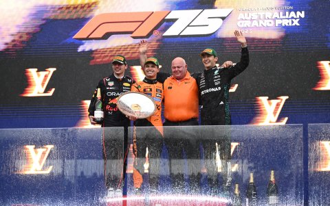 Norris (con el trofeo de campeón en mano), en el podio de ganadores junto a Verstappen (i) que fue segundo y Russell (d), tercero.