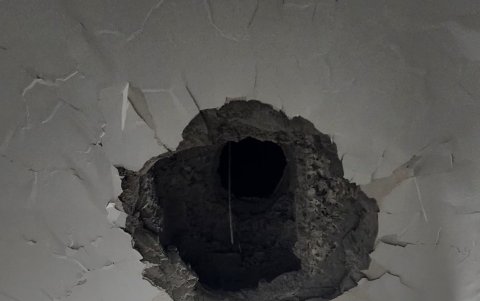 Orificio causado por la explosión.