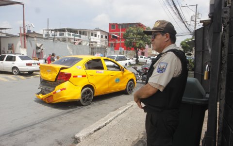 El taxi en el cual los antisociales buscaban huir quedó dañado.