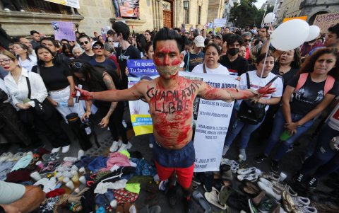 Un hombre participa en la protesta ‘Luto Nacional’ este sábado, en las afueras del Palacio de Gobierno de Jalisco, en Guadalajara (México).
