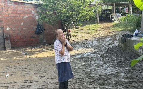 Una adulta mayor recorre su propiedad tras una tempestad, en Manabí.