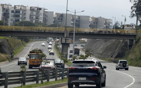 Los usuarios se han visto afectados por grandes huecos. Dicen que los trabajos de bacheo no duran.