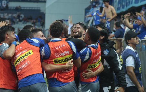 Facundo Castelli celebró su regreso al gol con el resto de sus compañeros en la banca de Emelec