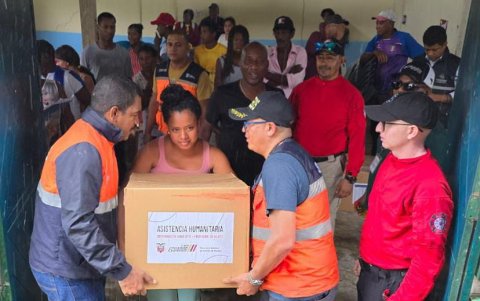 La asistencia humanitaria llega a los afectados por el derrame en Esmeraldas.