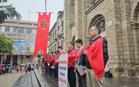 Los jóvenes de Tradición y Acción durante una concentración.