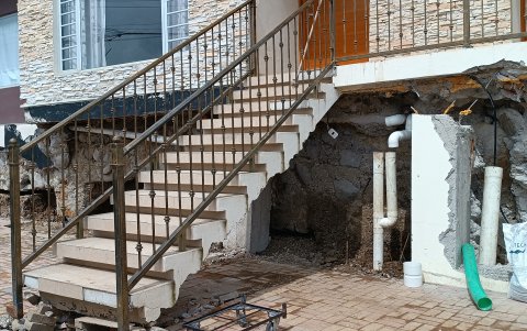 Algunas de las viviendas presentan daños en los jardines e ingresos.