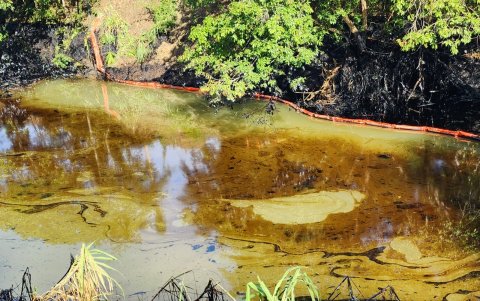 Una mancha negra se podía observar en parte del río Caple en Esmeraldas.