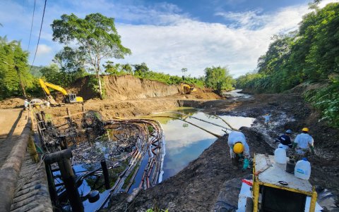 Personal intenta remediar y contener el avance de la mancha de petróleo.