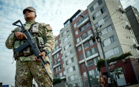 Un elemento de las Fuerzas Armadas de Perú custodian las calles este martes, en Lima (Perú).