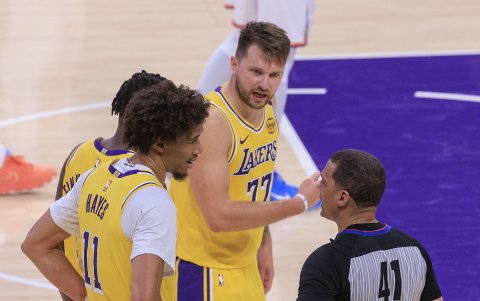 Luka Doncic (c) de Los Angeles Lakers fue puntal en la última victoria del equipo.