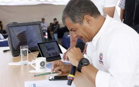 El expresidente Rafael Correa promocionando el dinero electrónico en una sabatina.