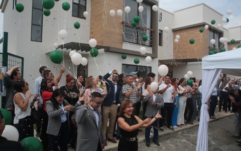 Estuvieron presentes más de cien personas, entre clientes, inversionistas e invitados especiales.